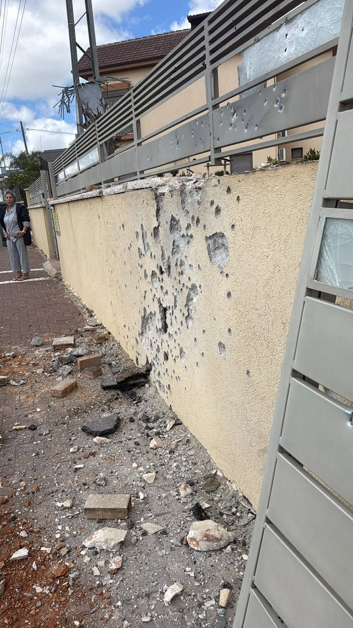 عاجل || مصادر عبرية: إصابة شخص وتضرر 3 منازل في…