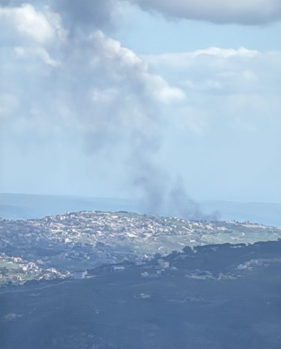 تصاعد أعمدة الدخان بعد استهداف المقاومة اللبنانية آلية لجيش الاحتلال…