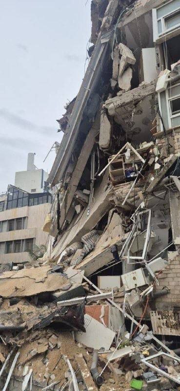 إعلام عبري: اشتباه بوجود عالقين تحت أنقاض مبنى منهار في…