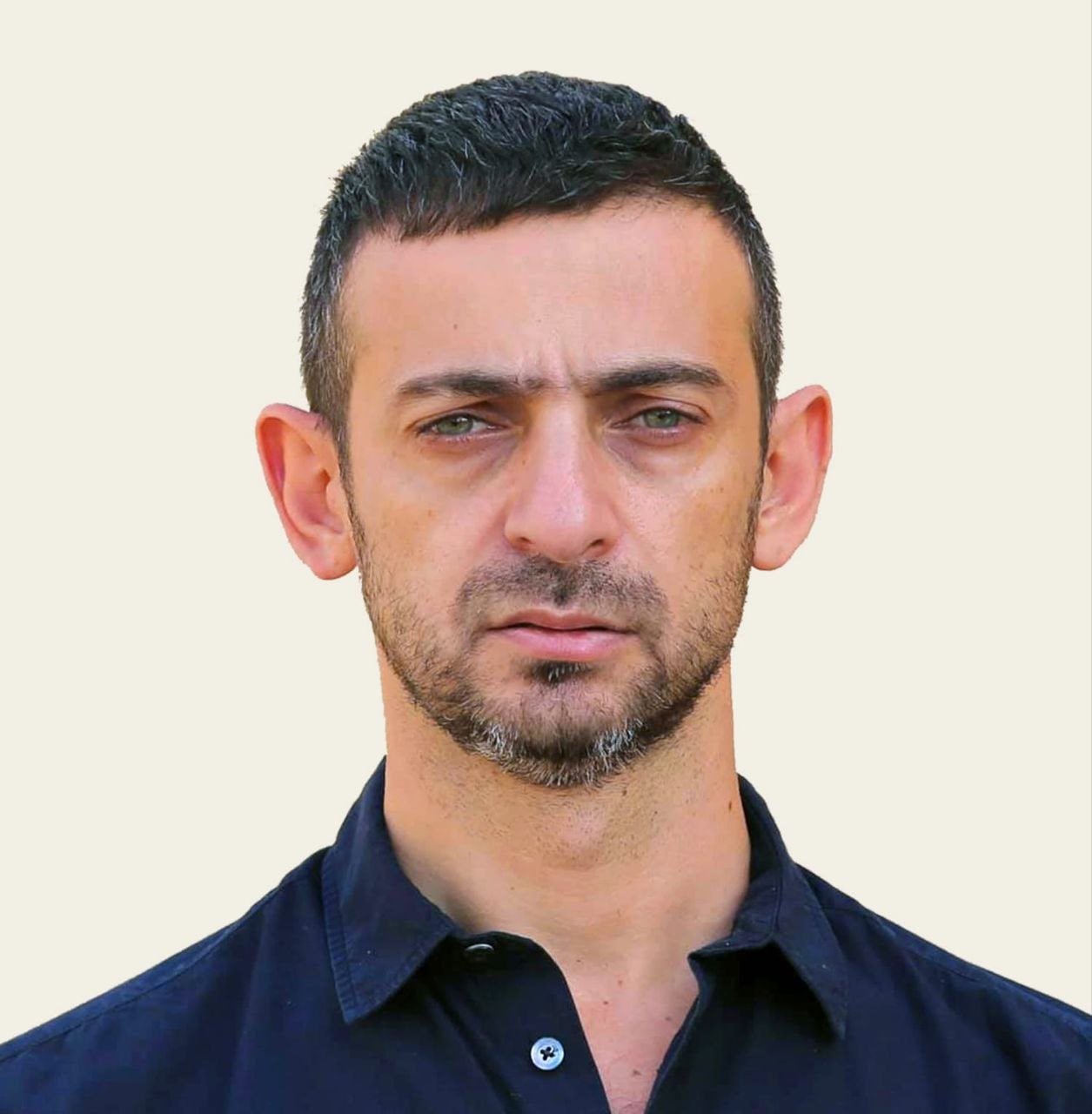 تقدّم الفنان والمخرج اللبناني، علي شري، بدعوى أمام القضاء الفرنسي…