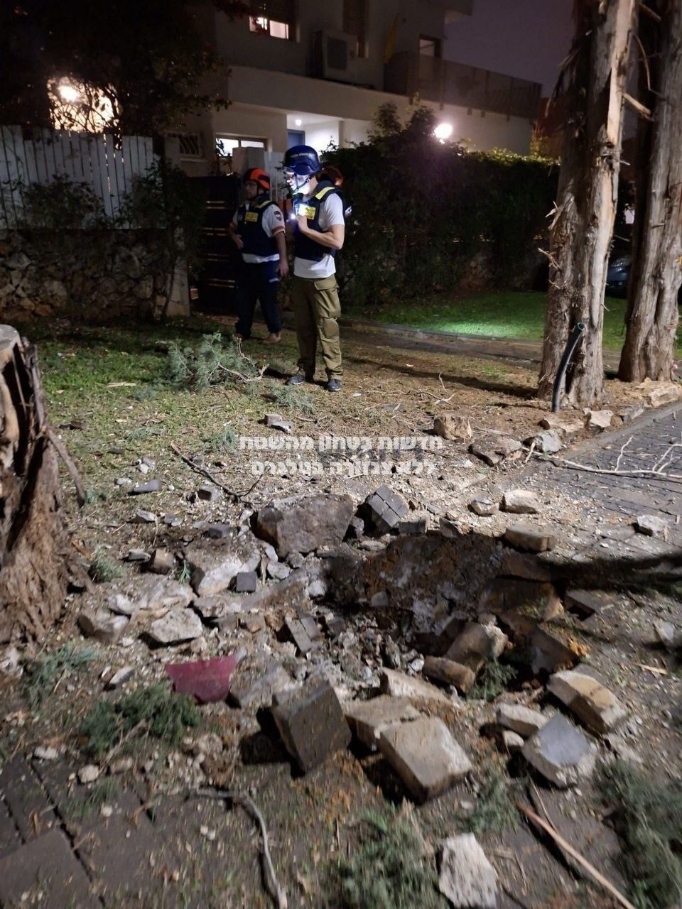 🚨 سقوط شظايا صواريخ إيرانية على “جفعات شموئيل” وسط فلسطين…