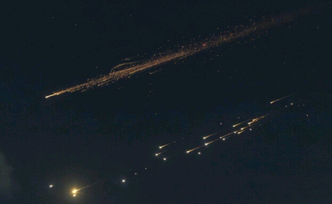 🚨 لحظة عبور صاروخ انشطاري إيراني في الأجواء متجهًا نحو…