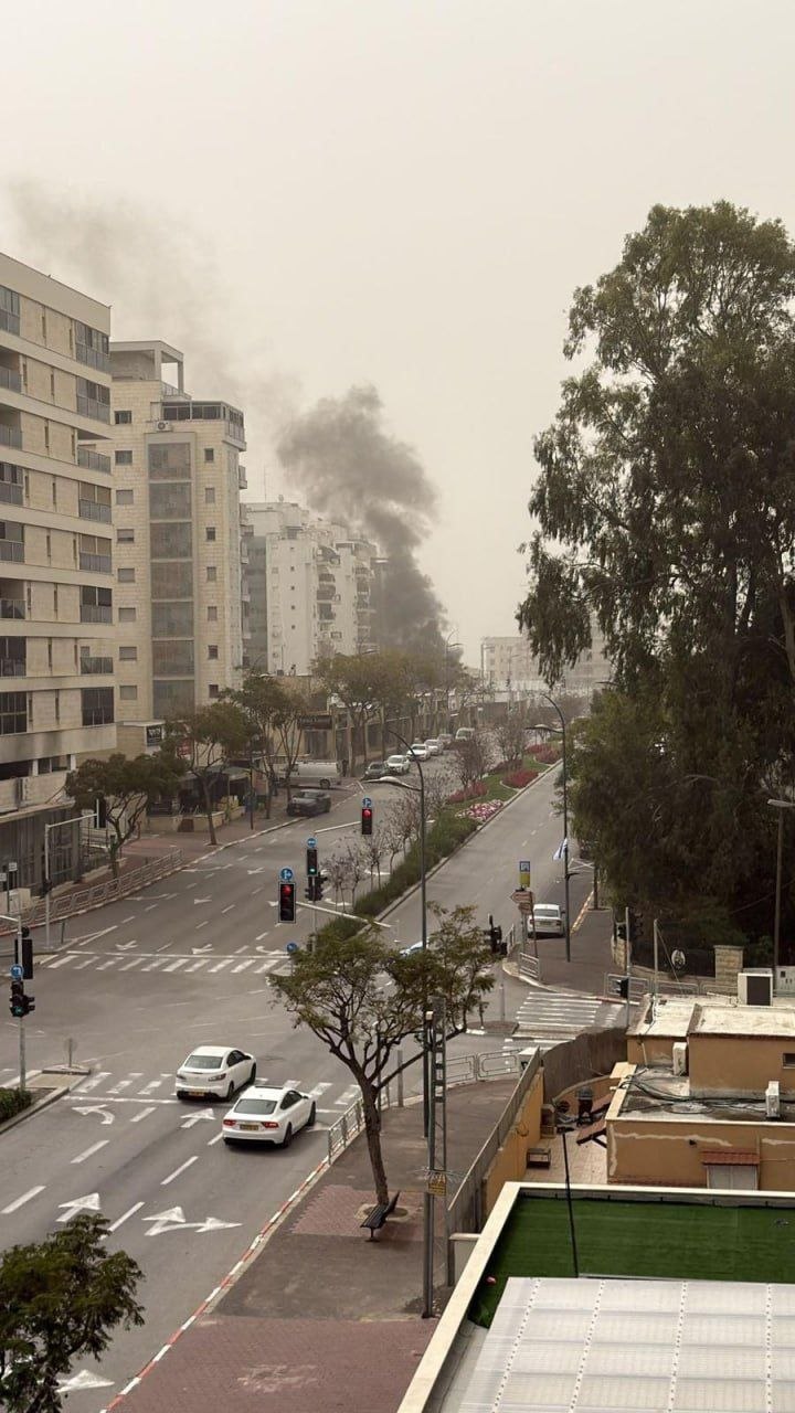 تصاعد أعمدة الدخان عقب القصف الصاروخي الإيراني على منطقة “كريات…