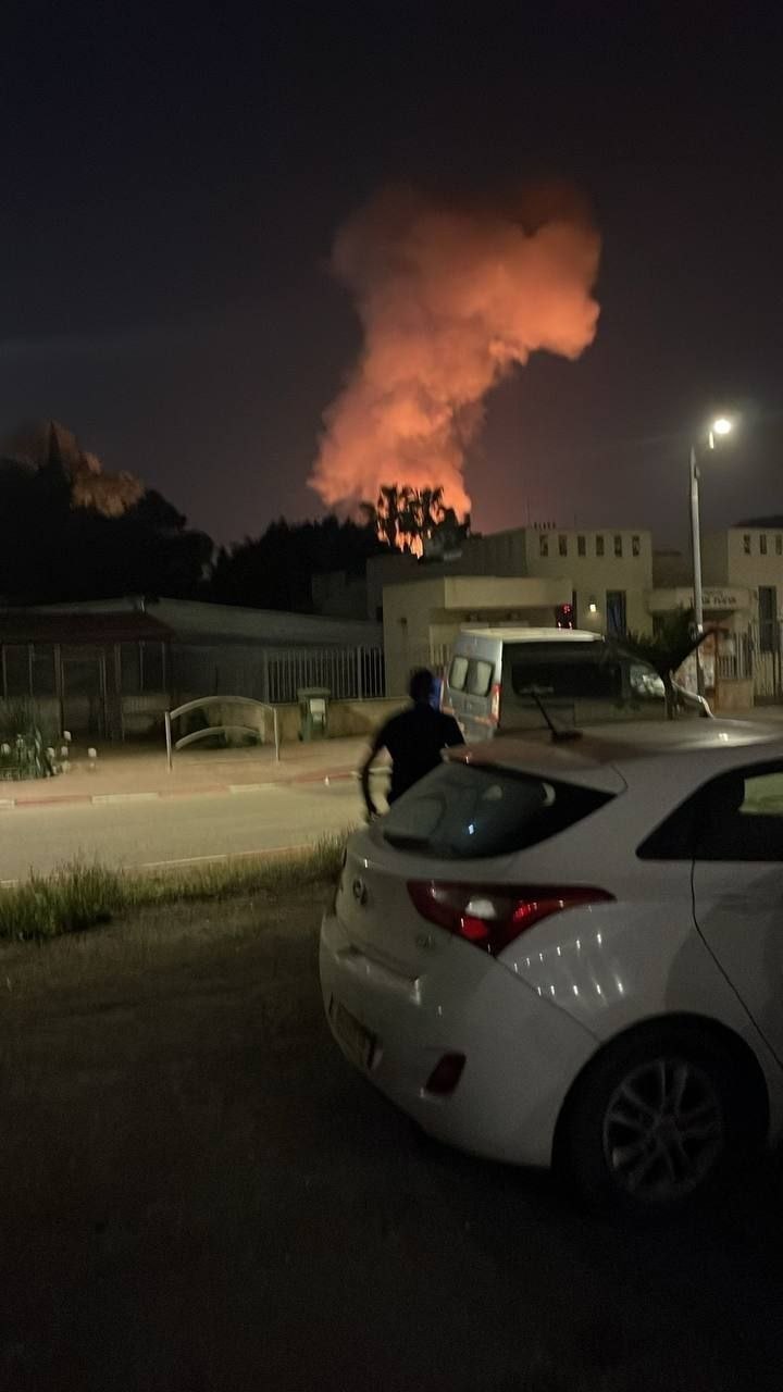 🚨 صاروخ إيراني يضرب منطقة “بتاح تكفا” وسط الأراضي المحتلة.