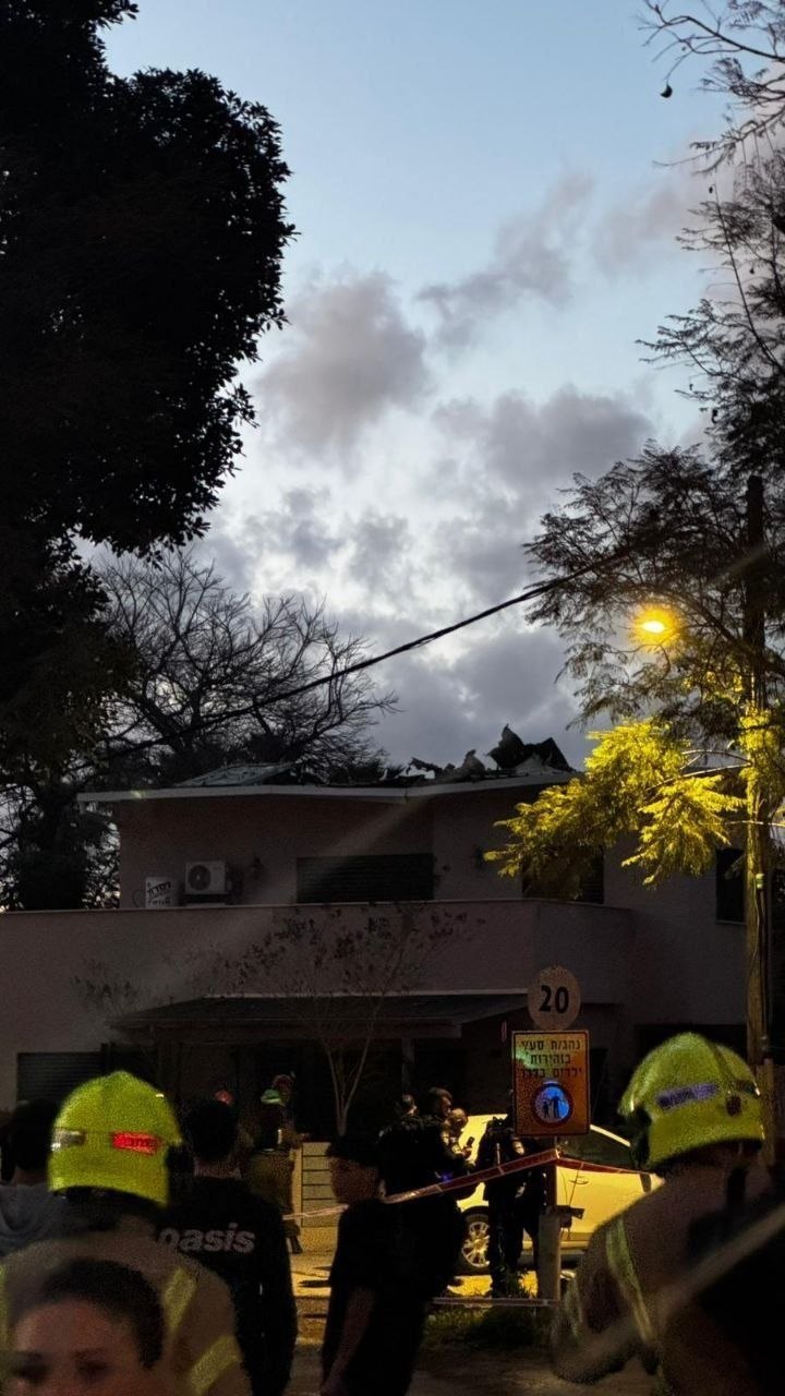 صور من مكان إصابة مبنى بمسيرة لحزب الله في مستوطنة…