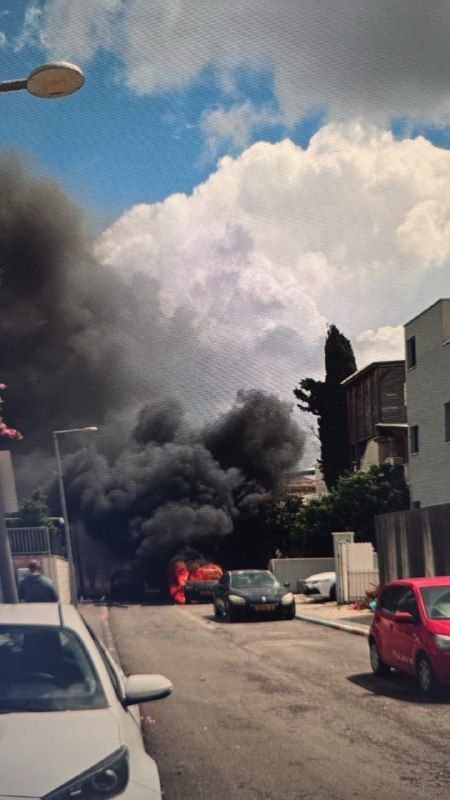 اشتعال النيران بعد سقوط صواريخ على نهاريا شمال فلسطين المحتلة