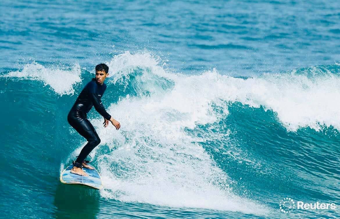 عند رمال الشاطئ، غرب مدينة غزة، حيث يختلط هدير البحر…