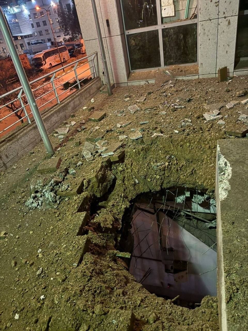 🚨 آثار سقوط صاروخ إيراني في “بيتاح تكفا” وسط فلسطين…