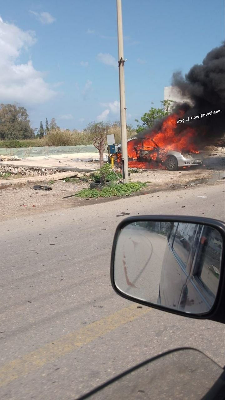 السيارة المستهدفة على جسر القاسمية بالقرب من حاجز الجيش اللبناني