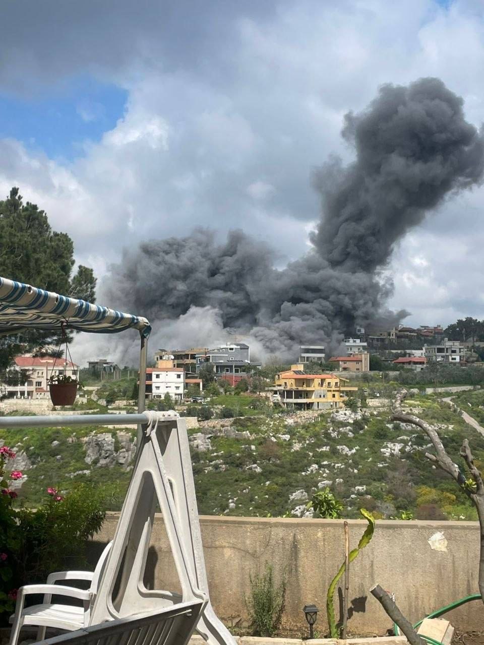 غارة عنيفة تستهدف ساحة إركي قضاء صيدا جنوب لبنان