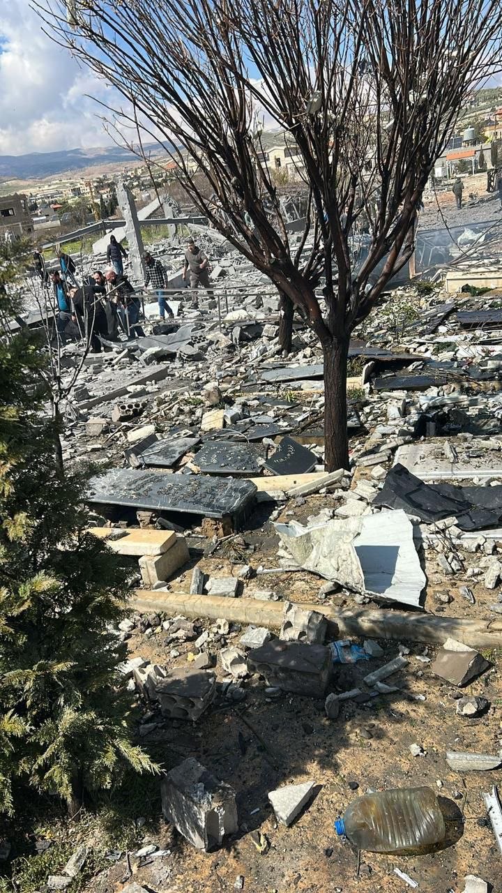 غارة استهدفت جبانة شمسطار في البقاع شرق لبنان،خلال مراسم تشييع،…