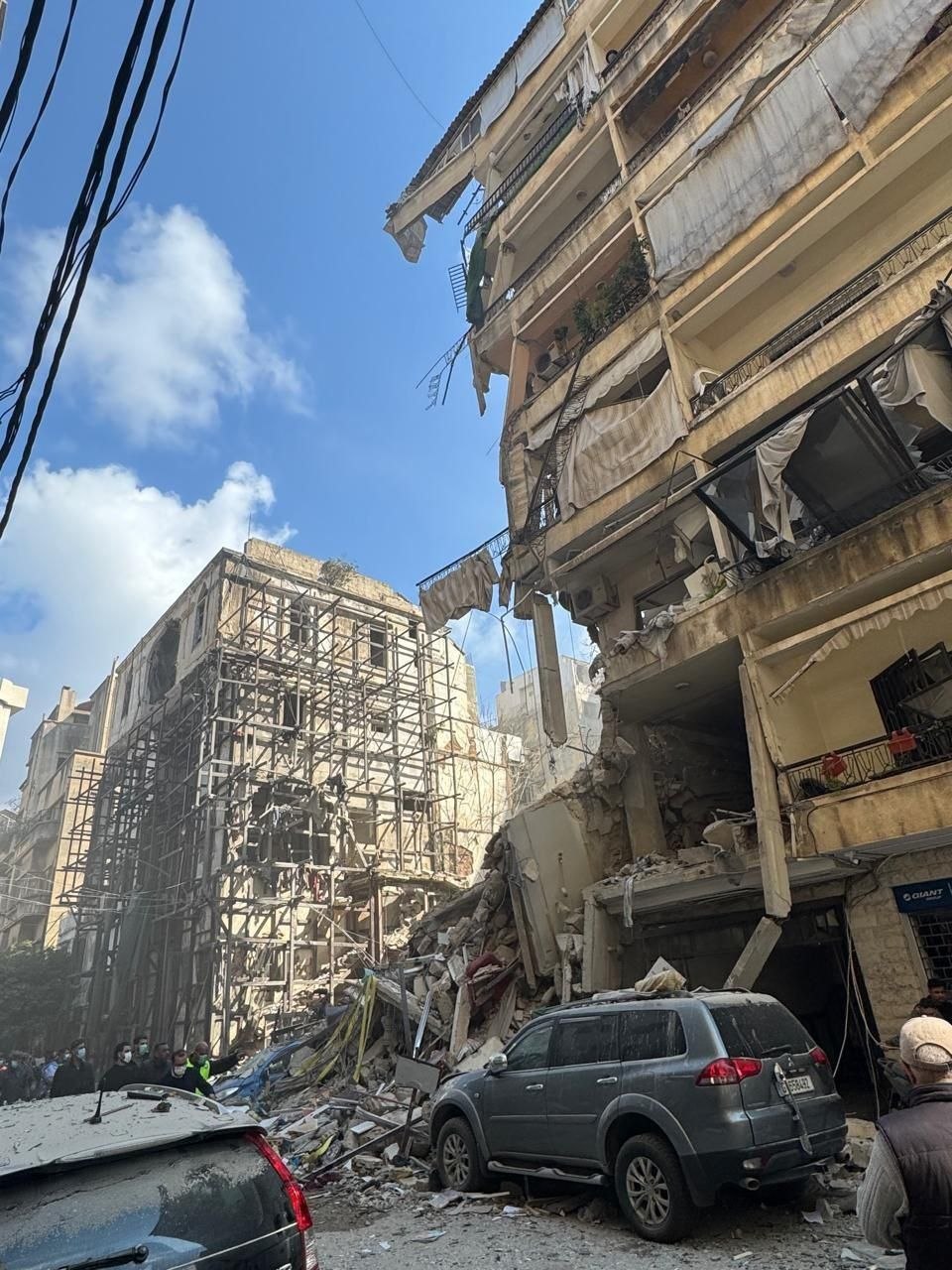 دمار كبير في منطقة عين المريسة بالعاصمة بيروت جراء الغارات…