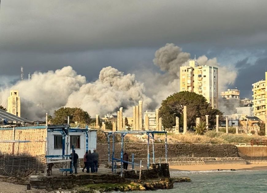 العدو الإسرائيلي يشن غارات تستهدف مدينة صور جنوب لبنان