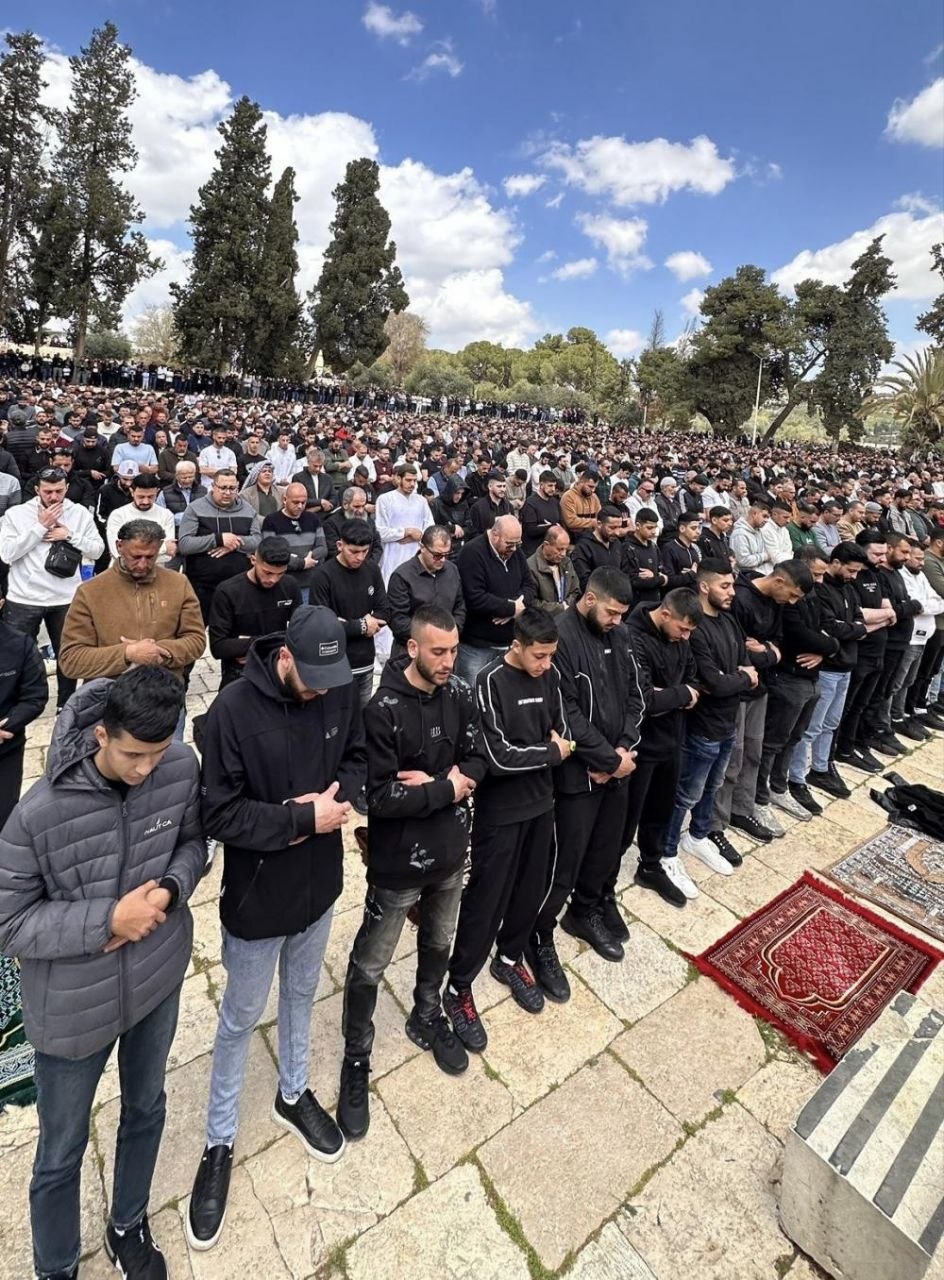 أدى عشرات آلاف المصلين صلاة الجمعة الأولى في المسجد الأقصى…