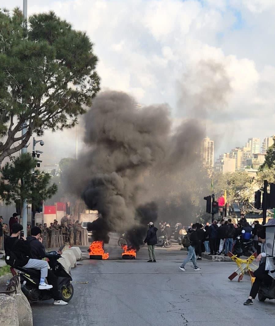 قطع طريق زقاق البلاط  في بيروت مقابل السراي من…