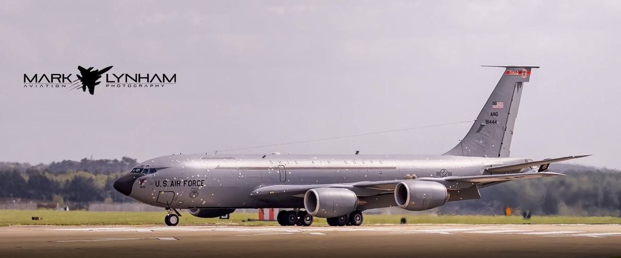 الجيش الأميركي ينقل طائرة التزود بالوقود “KC-135R” التي تضررت في…