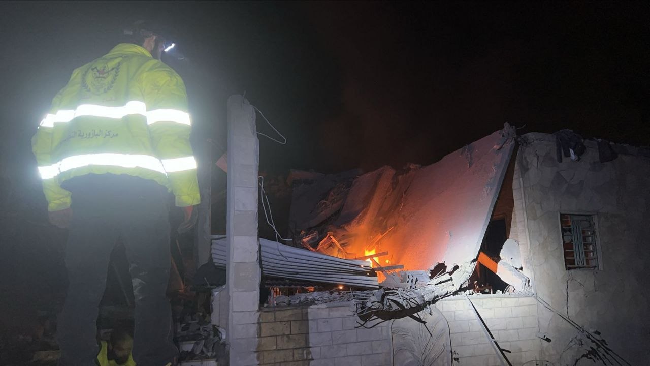 فرق الإطفاء والإسعاف تعمل على إخماد حريق اندلع في بلدة…