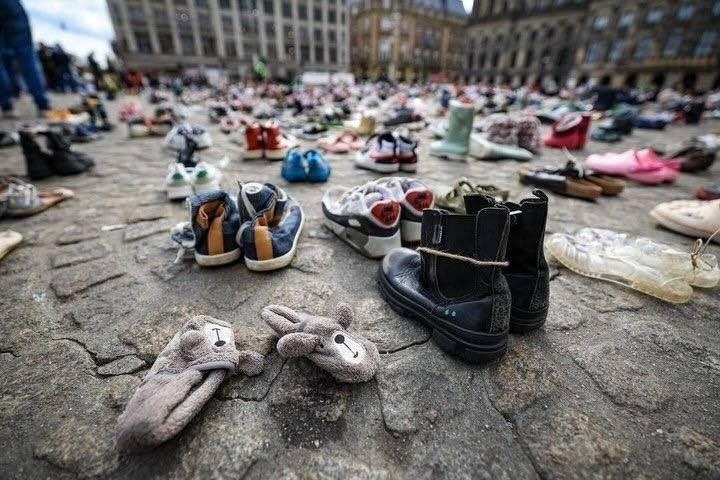 بأعداد ضخمة من أحذية الأطفال.. فعالية رمزية في أمستردام الهولندية؛…