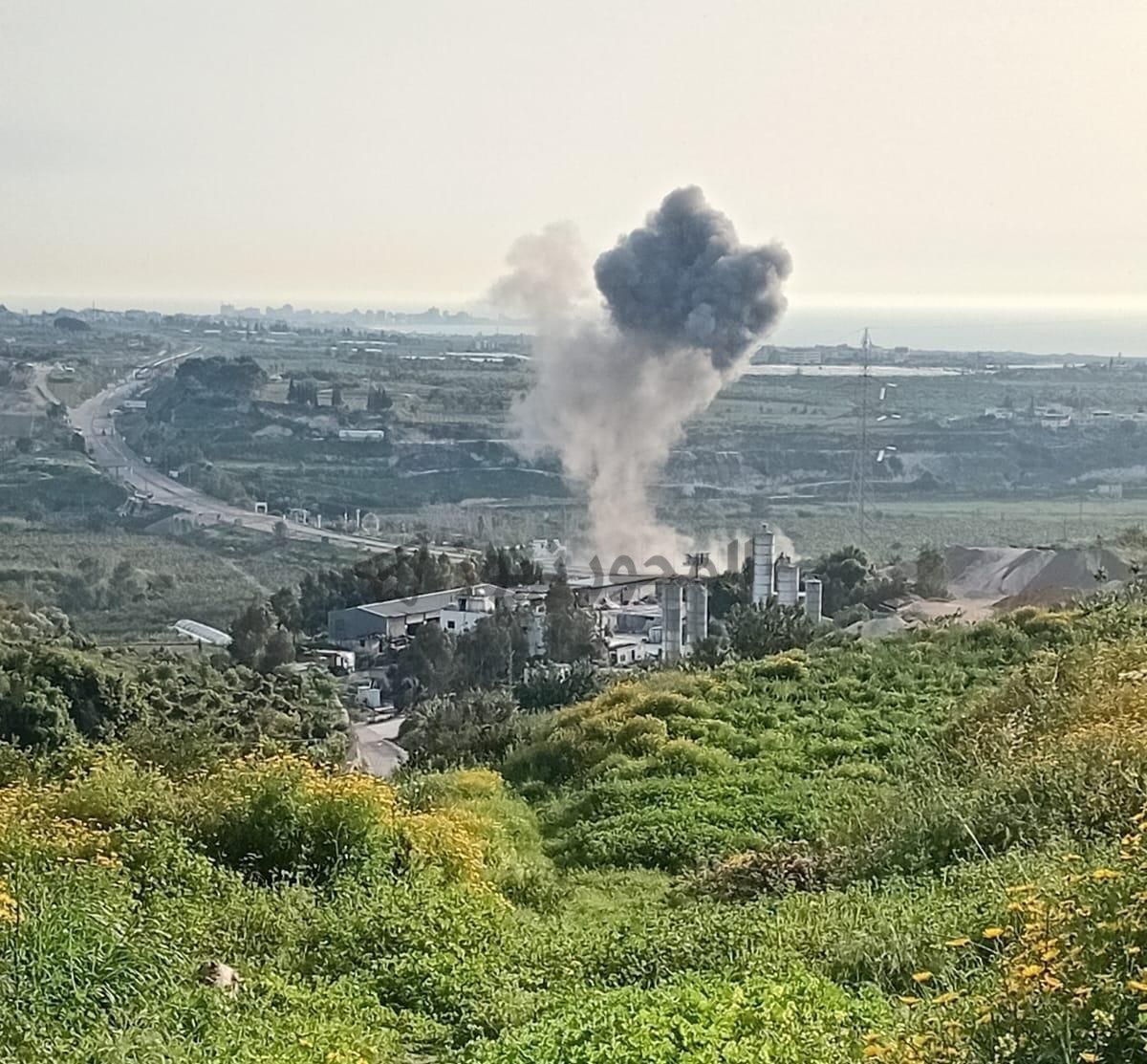 غارة اسـرائيلية استهدفت محيط جسر القاسمية جنوب لبنان.