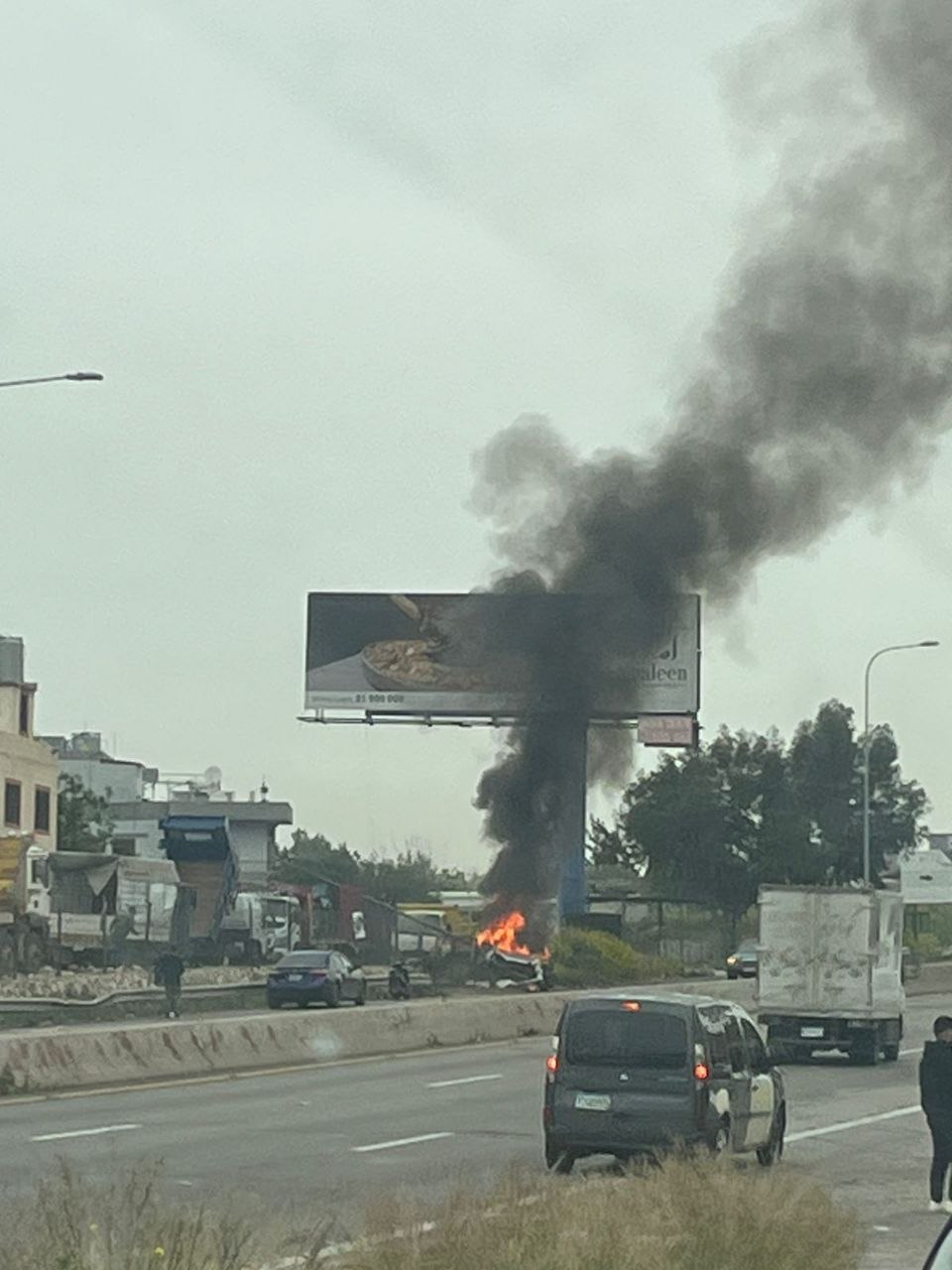 شنّ طيران الاحتلال المسيّر غارات استهدفت سيارتين على أوتوستراد الجية…