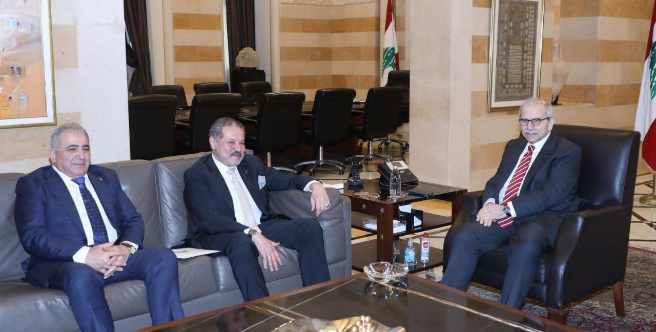 ياسر عباس يبحث تسليم السلاح الفلسطيني مع رئيس الحكومة نواف…