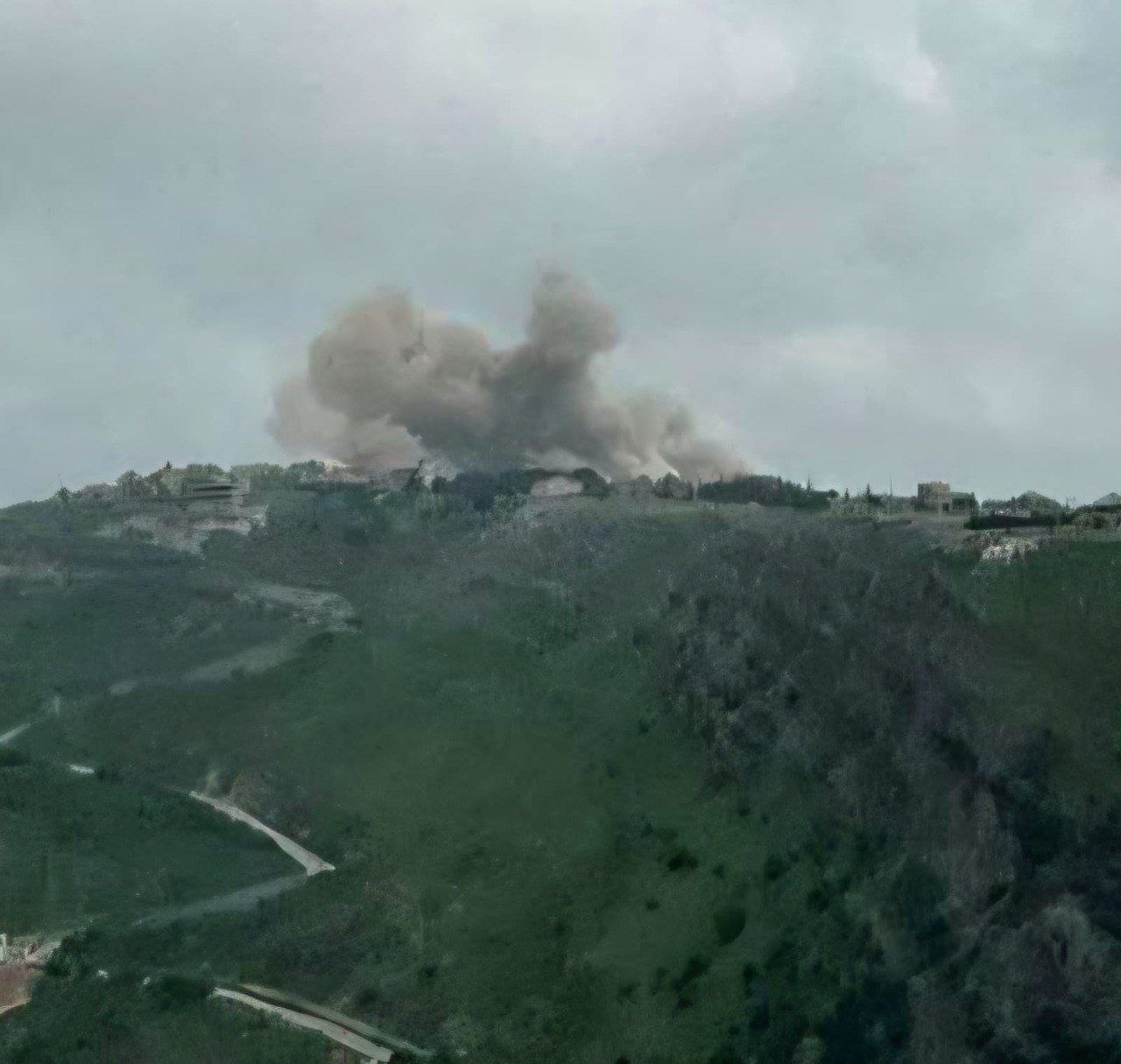 قوات الاحتلال الإسرائيلي تفجر منازل في بلدة الطيبة جنوب لبنان