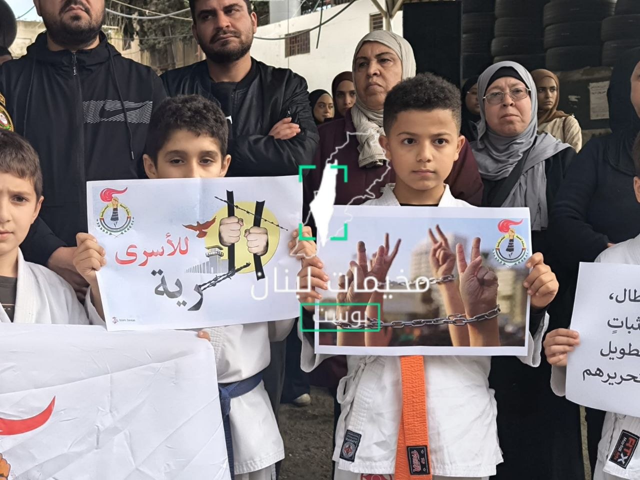 وقفة تضامنية في مخيم البداوي شمال لبنان مع الأسرى في…