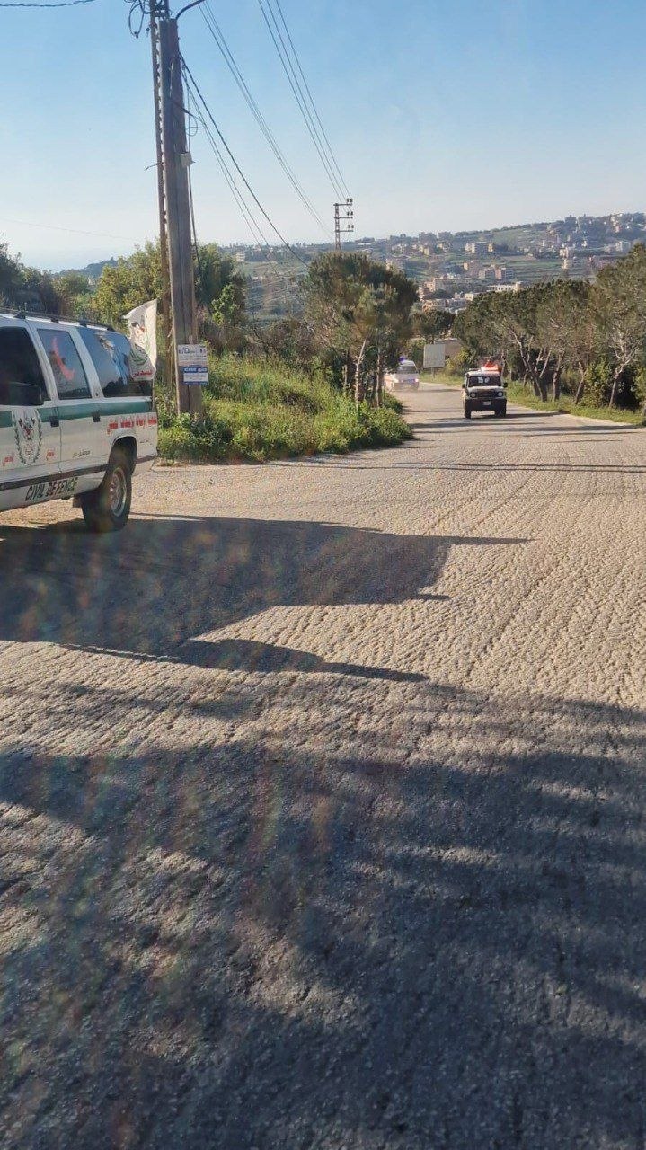 الصليب الأحمر اللبناني أثناء توجهه باتجاه الصحفيتين آمال خليل وزينب…