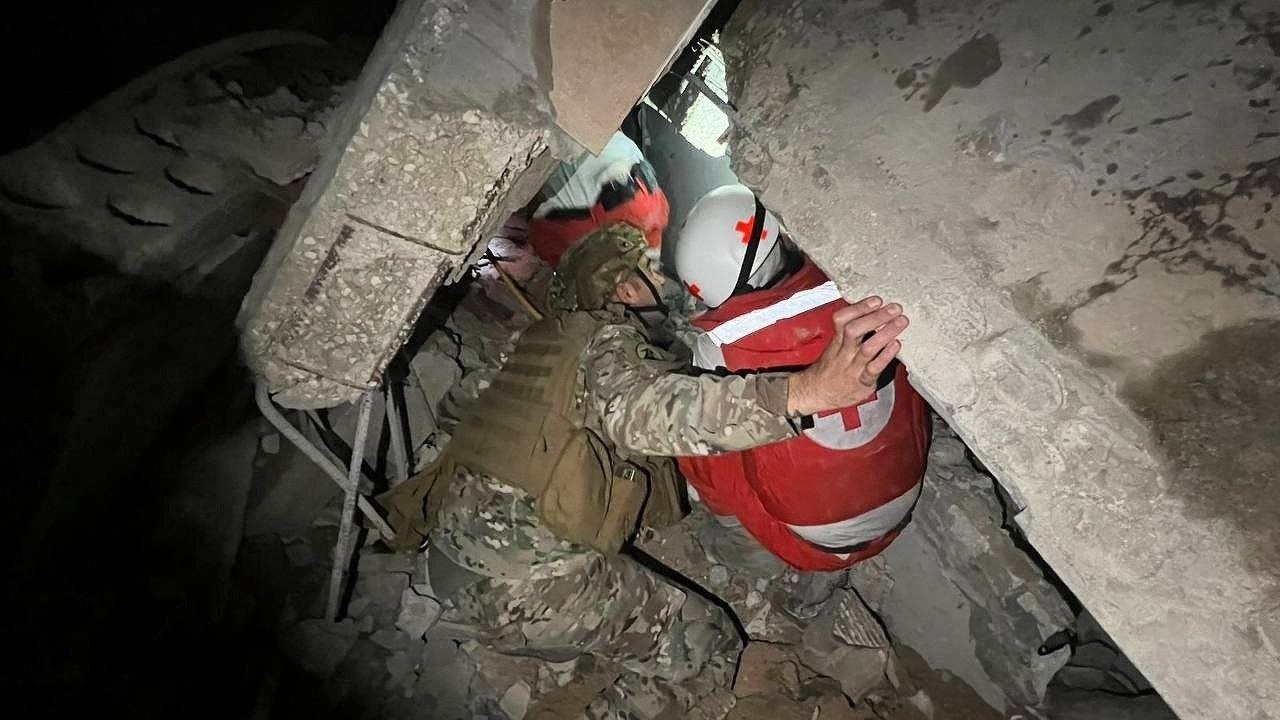 أعمال بحث مستمرة لمحاولة إنقاذ الصحفية آمال خليل، بعد حصارها…