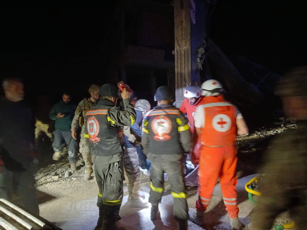 انتشال جثمان الصحافية الشهيدة آمال خليل من تحت الأنقاض، بعد…