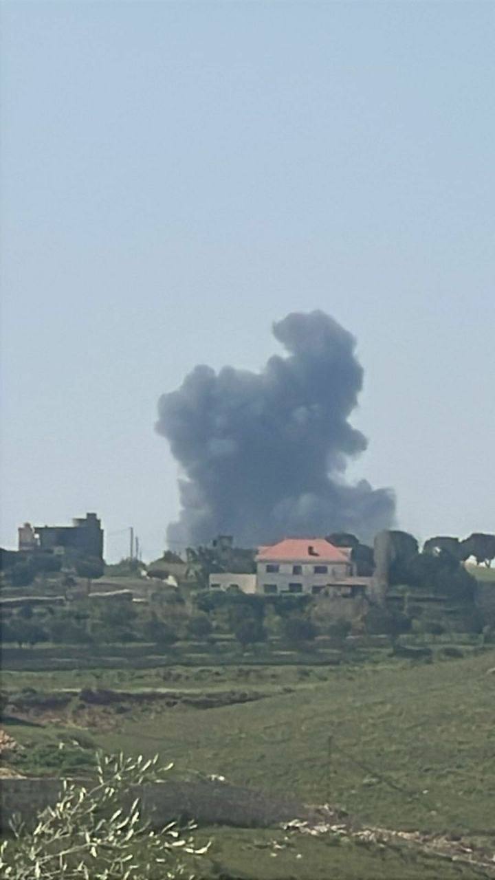 طيران الاحتلال يستهدف بلدة زوطر الشرقية جنوب لبنان.