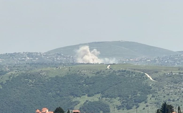 قوات الاحتلال تنفذ عمليات تفجير في بلدة الطيبة جنوب لبنان.