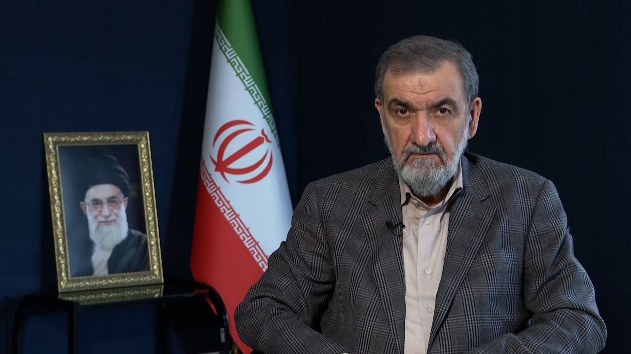 القيادي الإيراني محسن رضائي:

– أقل الخيارات ضرراً بالنسبة لأمريكا هو…