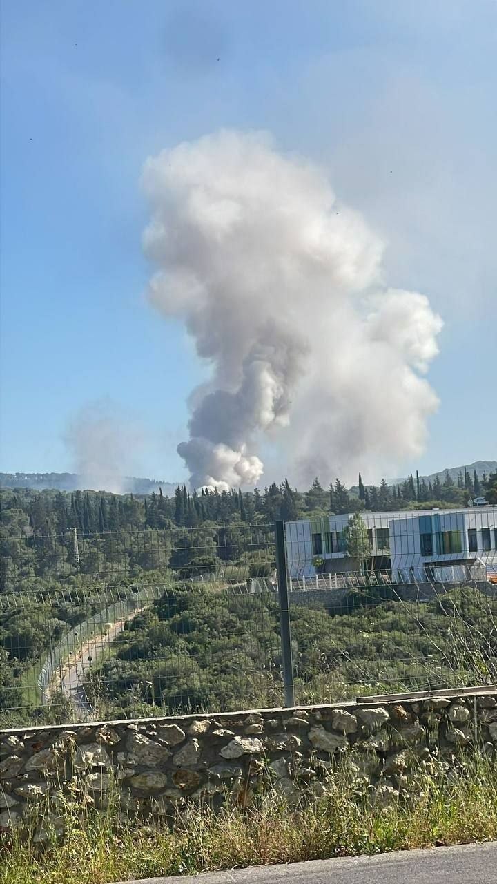 صورة جديدة لتصاعد أعمدة الدخان بعد انفجار مسيرة أطلقها حزب…