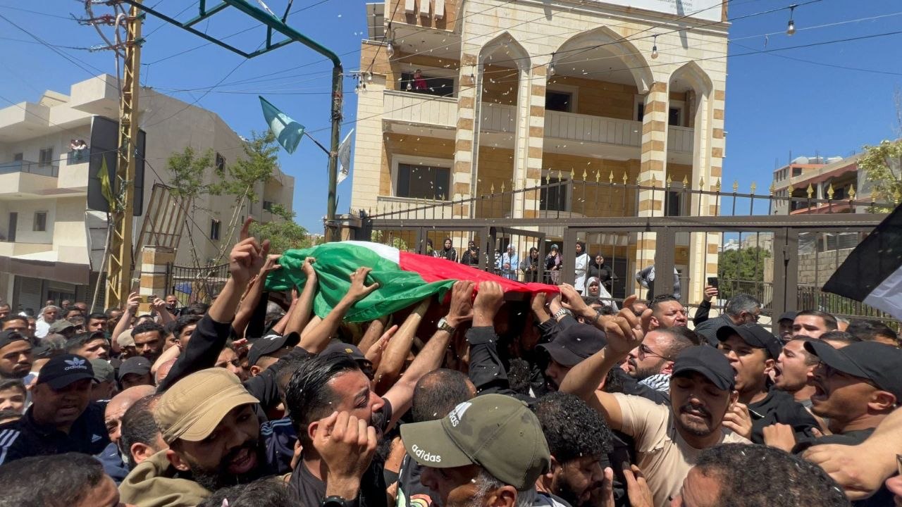 وصول جثمان الشهيـد أيمن دخلول إلى مخيم البرج الشمالي جنوب…