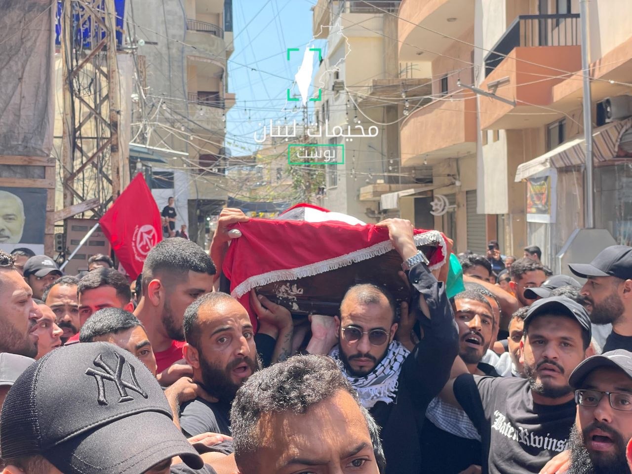 أهالي مخيم البرج الشمالي يشيّعون ابنهم الشهيد أيمن دخلول إلى…