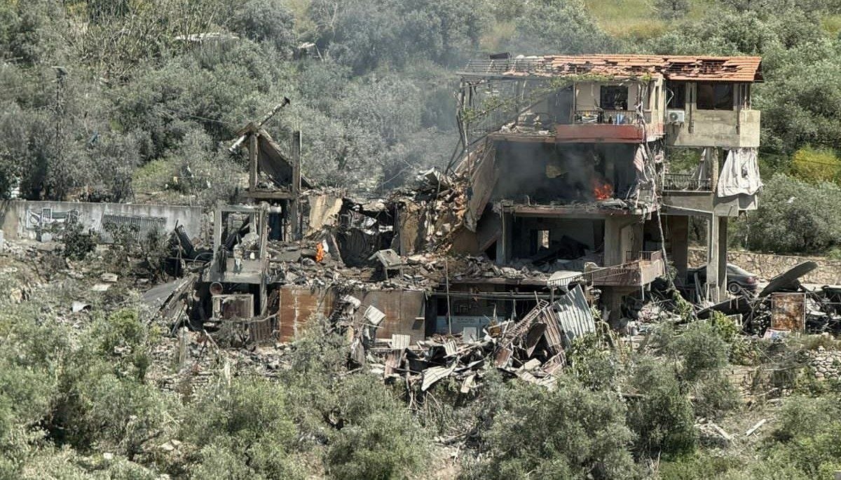 المنزل الذي استهدفته الغارة قبل قليل في بلدة عين بعال…