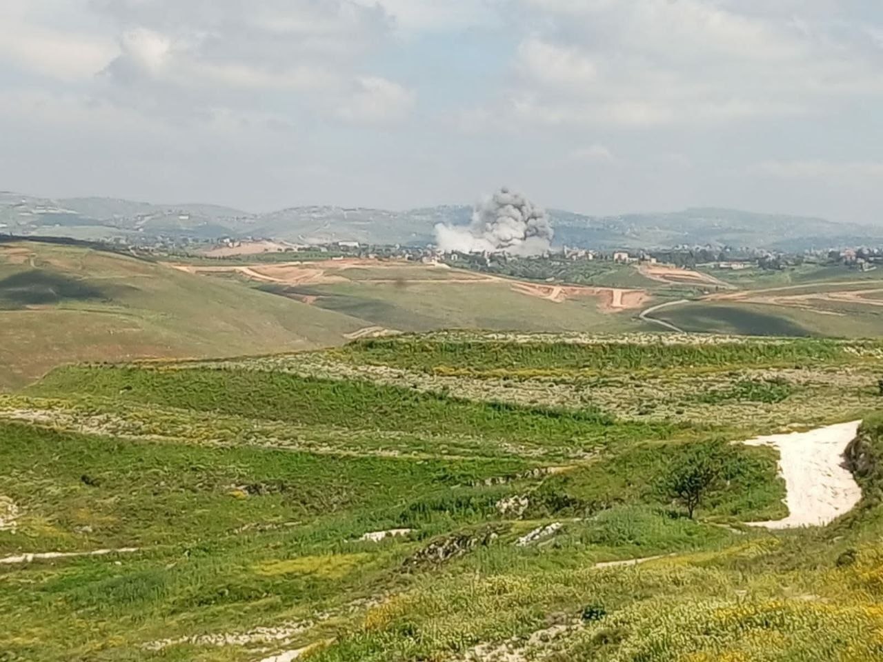طيران الاحتلال يقصف أطراف بلدة الغندورية جنوب لبنان