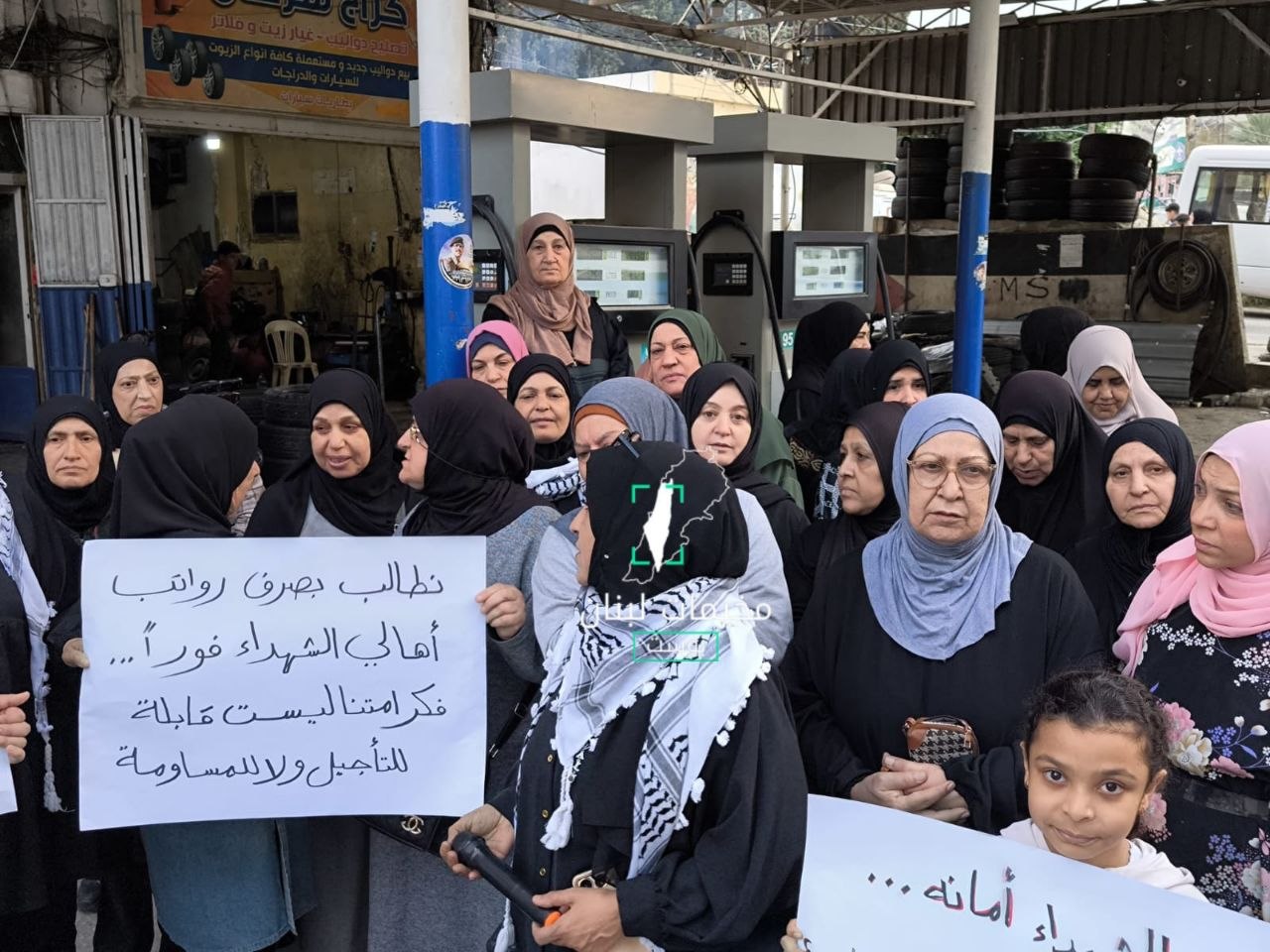 عائلات شـهداء وجرحى منظمة التحرير وحركة فتح يعتصمون في مخيم…