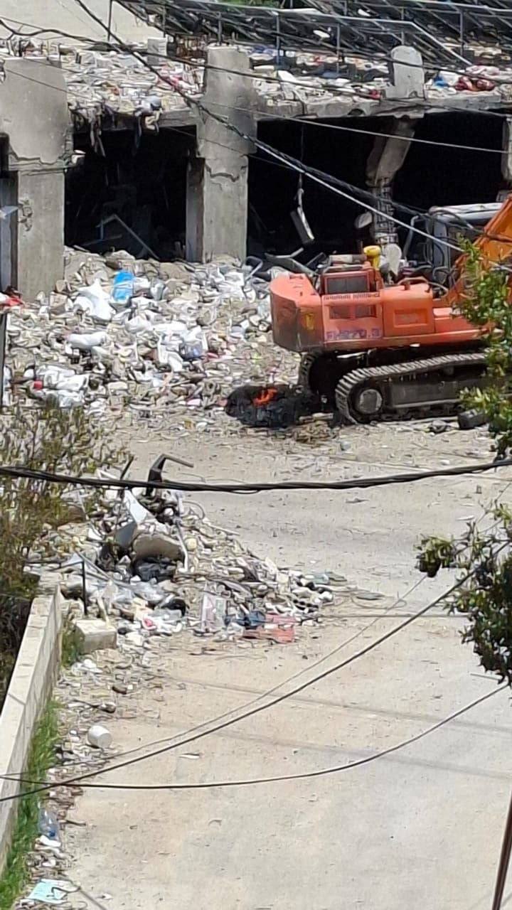 طيران الاحتلال المسير يستهدف جرافة في محيط مستشفى تبنين جنوب…