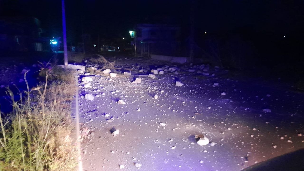 طريق دير الزهراني مقطوع في الاتجاهين عند جسر المشاة بسبب…