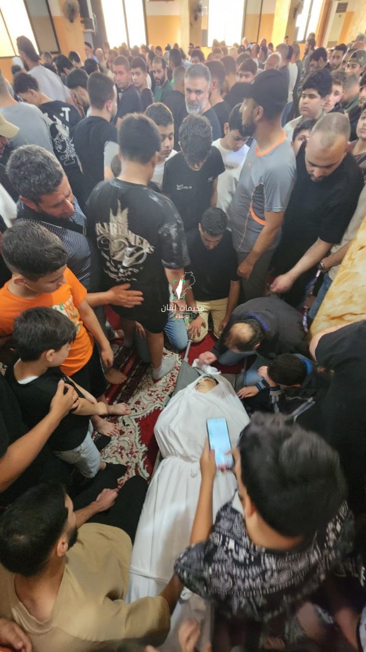 مشاهد من  وداع الضحية أحمد بريش في مخيم عين…