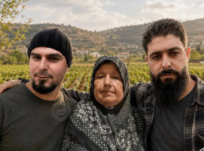 صورة للعائلة الفلسطينية (الأم وابناها حسام فارس وهشام فارس) التي…