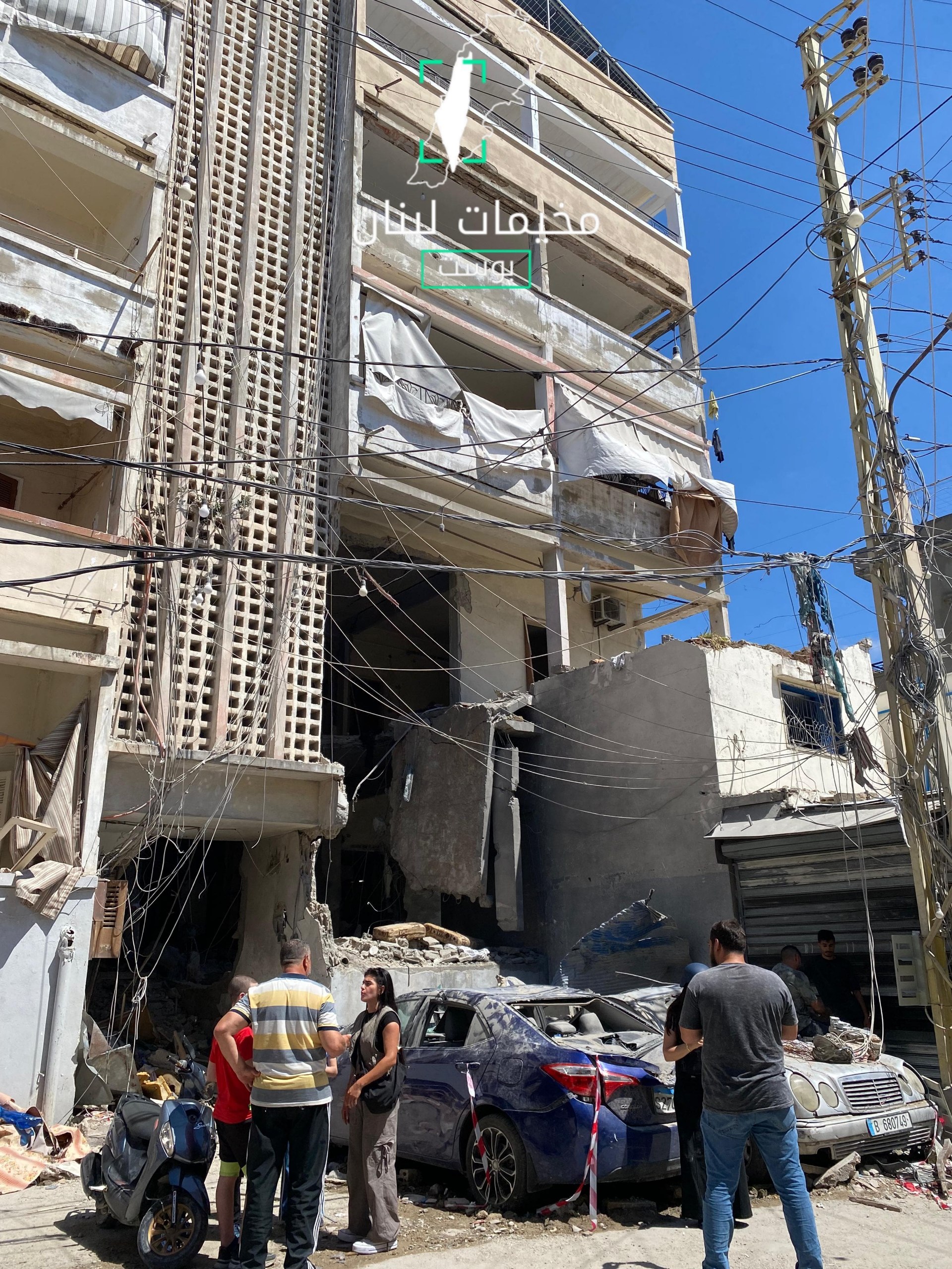 صورة المبنى الذي استهدف الاحتلال الإسرائيلي شقة بداخله فجر اليوم…
