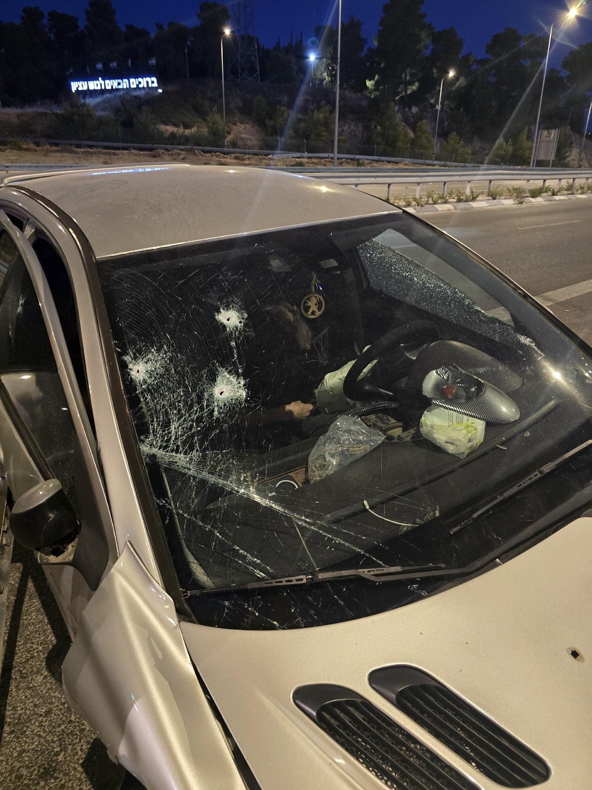 سيارة منفذ عملية الدهس عند مفرق “غوش عتصيون” قرب بيت…