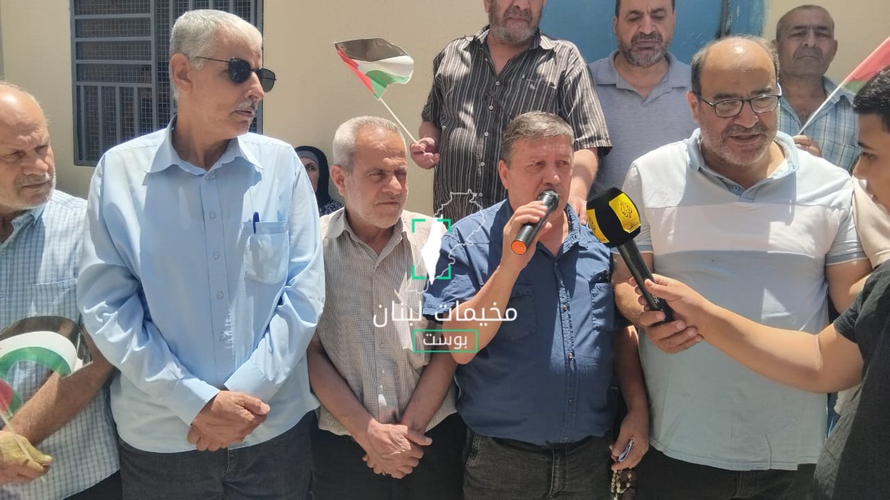 نظّمت الفصائل الفلسطينية اعتصاما أمام مكتب خدمات الأونروا في مخيم…