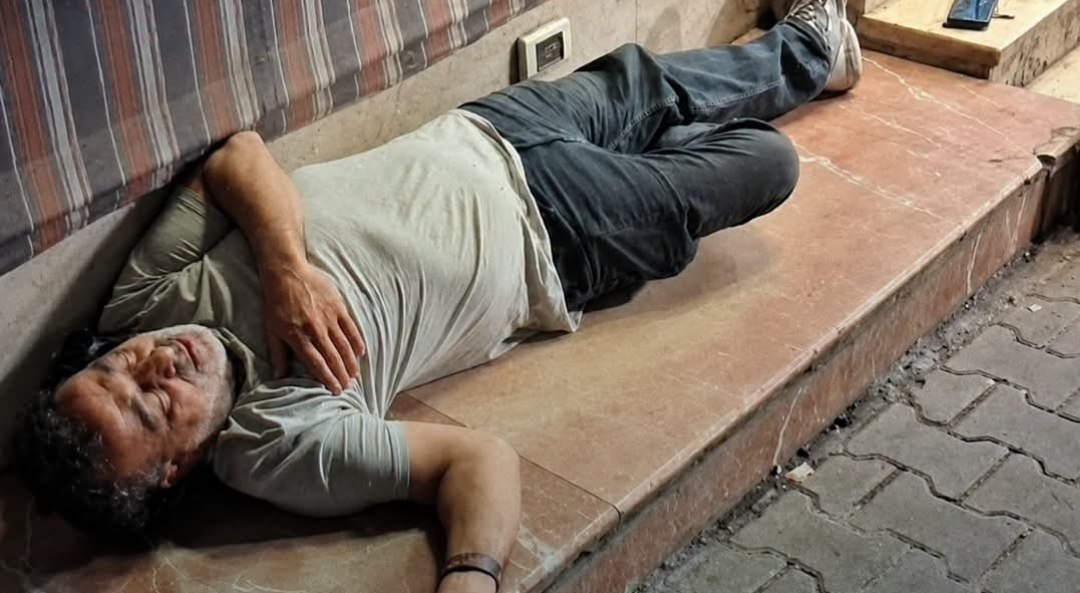 معاناة اسير كان يعمل مع الأجهزة الأمنية للسلطة الفلسطينية مبعد…