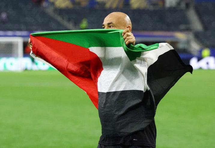 كيان الاحتلال غاضب بسبب رفع مدرب منتخب مصر لعلم فلسطين…