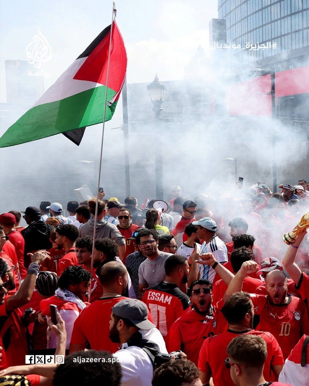 الجماهير المصرية ترفع الأعلام الفلسطينية في مدرجات ملعب مباراة مصر…