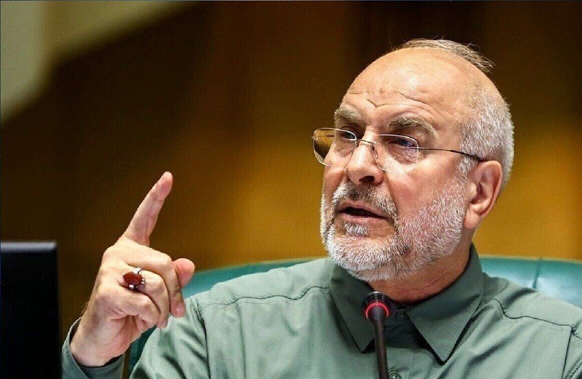رئيس البرلمان الإيراني، محمد باقر قاليباف:

– يواصل الأمريكيون جلب معدات…